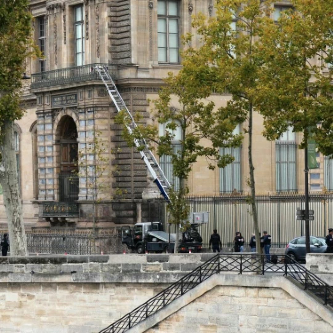 Thieves Steal Jewels From The Louvre Museum In Paris - Reference Image